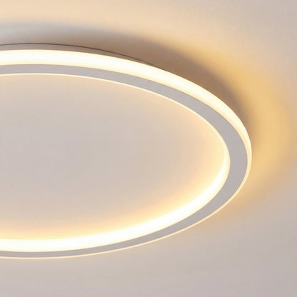Nahaufnahme des leuchtenden Rings und des weißen Rahmens mit weichem, warmem Lichtschein an der Decke. 2