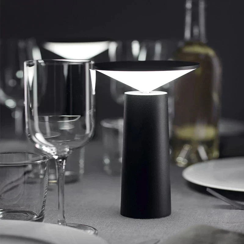 Moderne schwarze USB-LED-Tischlampe, wiederaufladbar, tragbar, auf Esstisch.