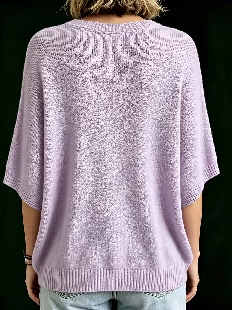 Rückansicht des fliederfarbenen Strickoberteils mit gerippter Halsblende, Ärmelbündchen und Saum, getragen mit heller Jeans. 9