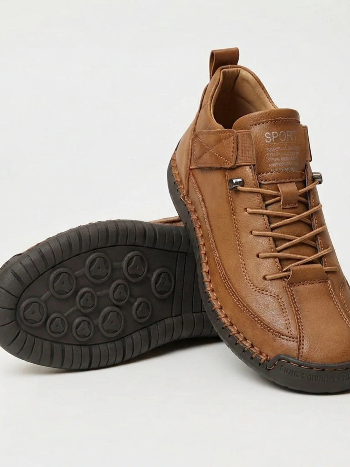 Braune Sneaker aus genarbtem Material mit dunkelbrauner Profilsohle, ein Schuh umgekippt 6