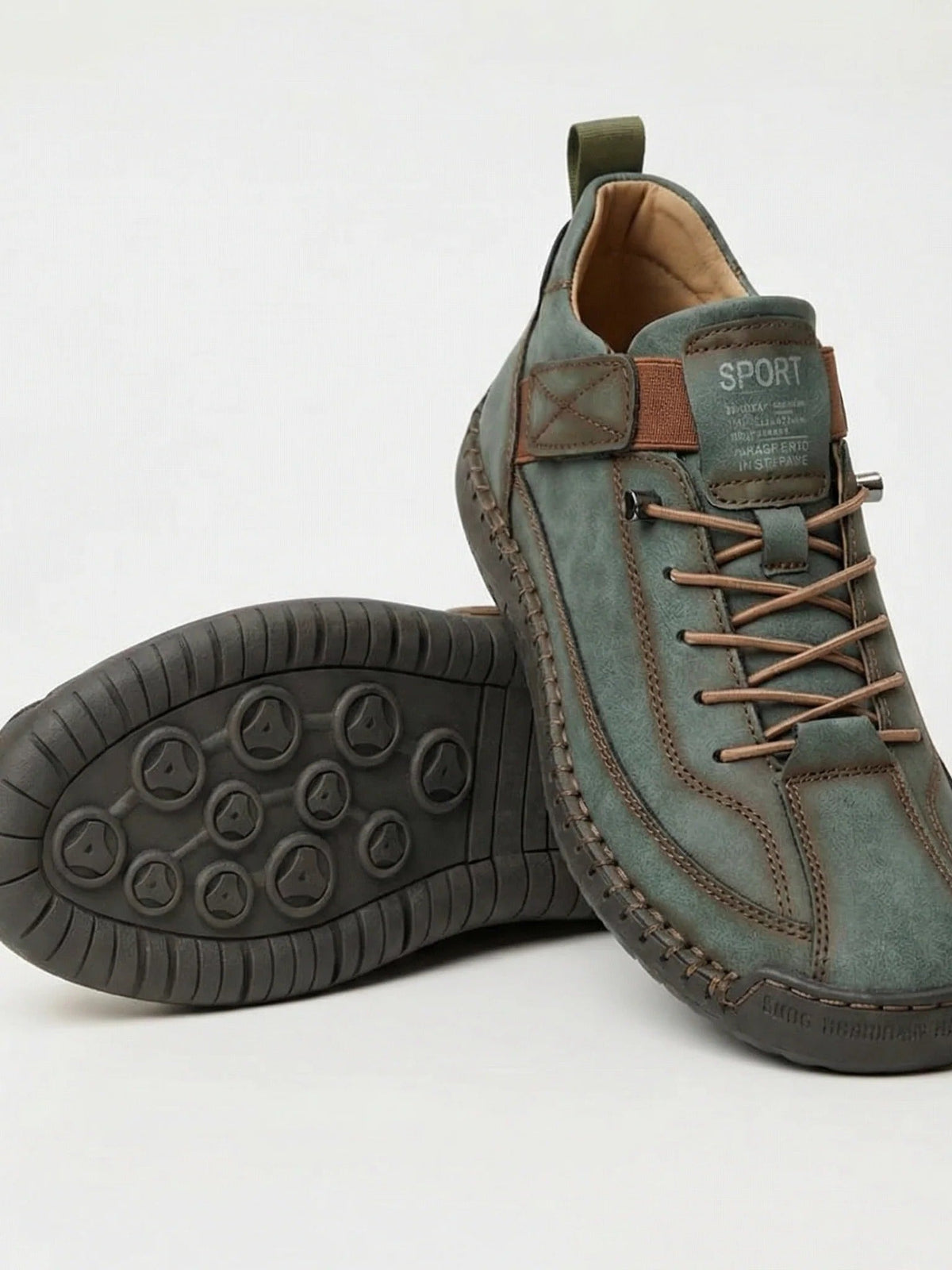 Grüne Sneaker mit braunen Schnürsenkeln und braunem Riemen, daneben die dunkle Profilsohle 16