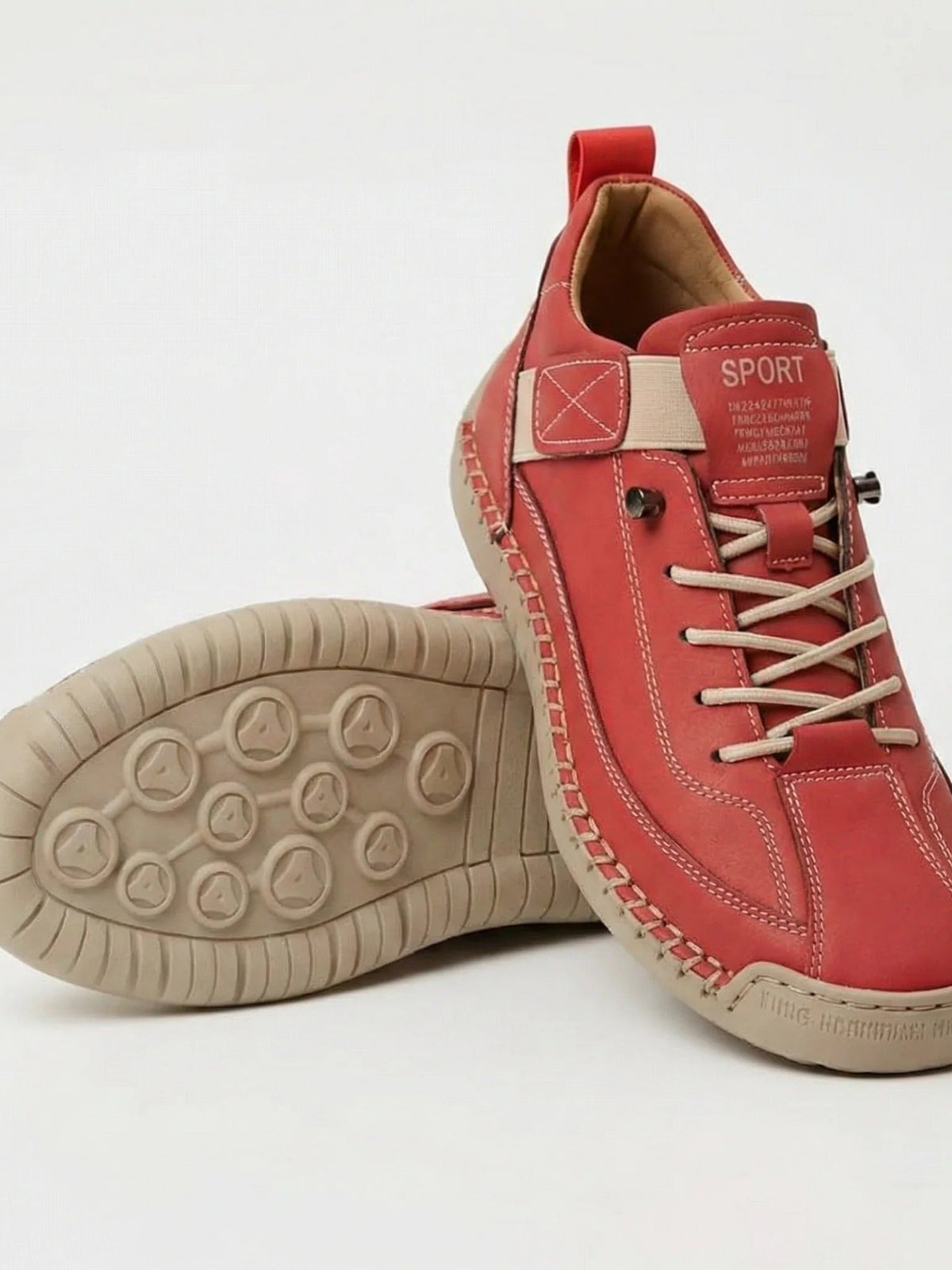 Rote Sneaker mit beigen Schnürsenkeln und Riemen, daneben die beige Sohle mit Noppenprofil 10