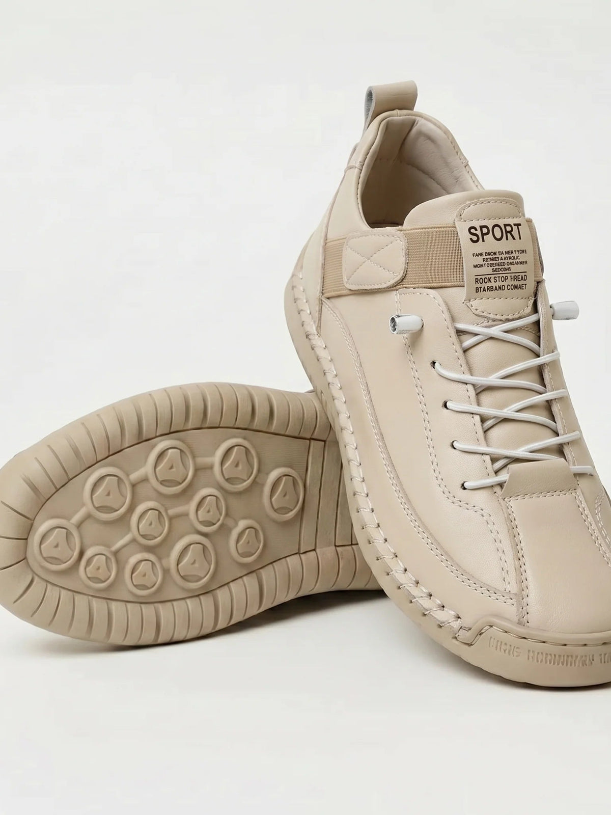 Beige Sneaker in Glattleder-Optik mit weißen Schnürsenkeln, daneben die beige Noppensohle 12