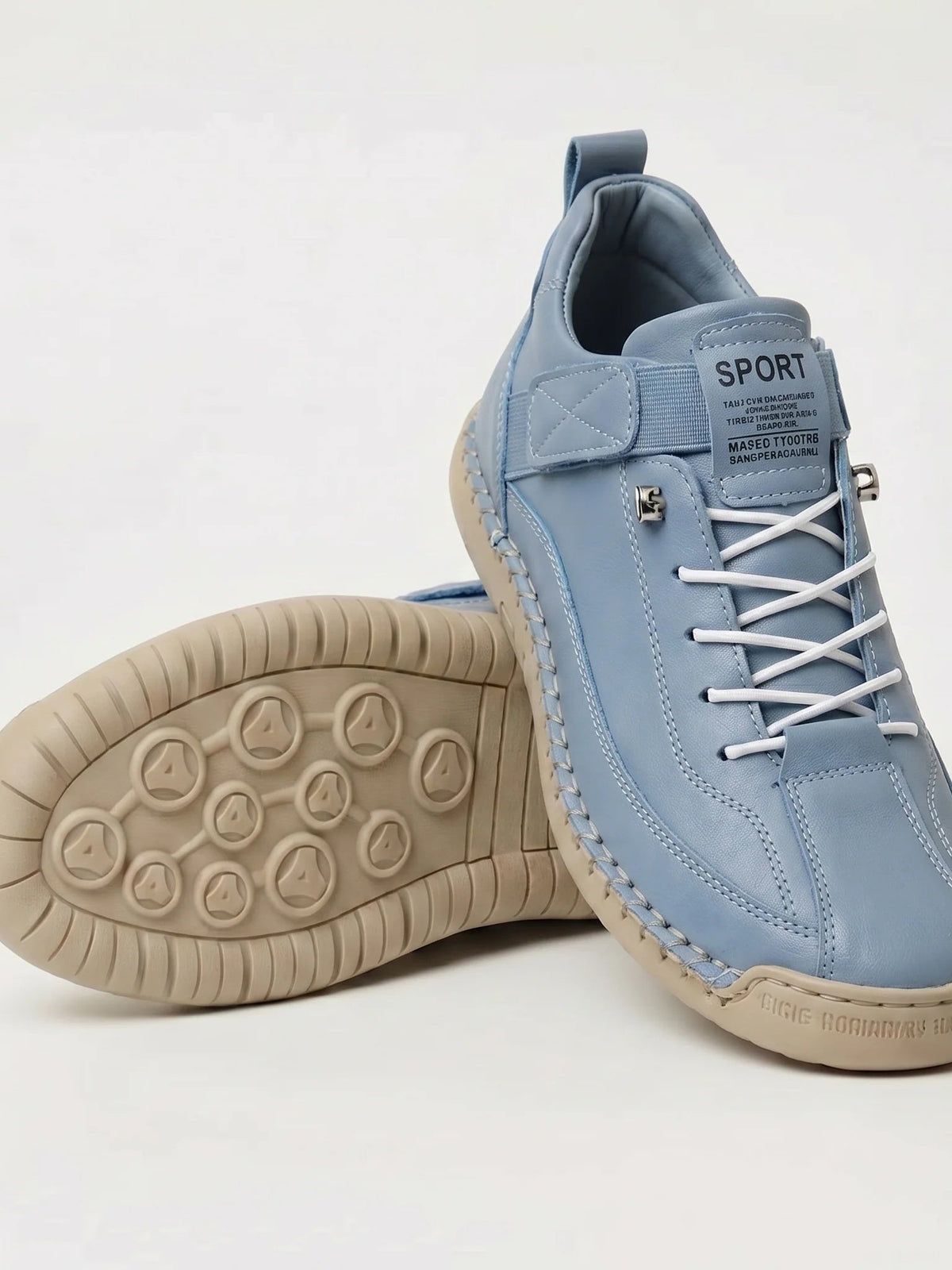Hellblaue Sneaker mit weißen Schnürsenkeln, daneben die beige Sohle mit Noppenprofil 19