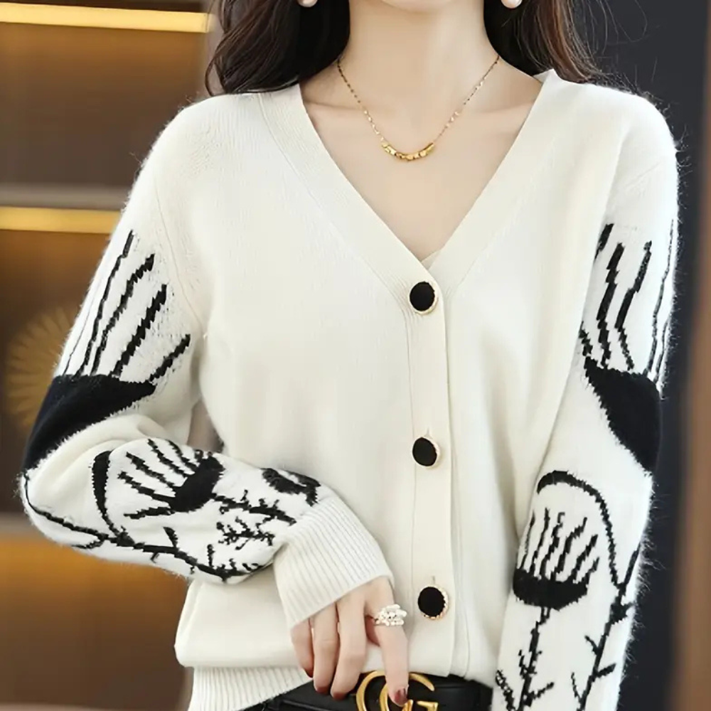 Damen Strickjacke weiß mit schwarzen Mustern, V-Ausschnitt, Knöpfe, modisch, elegant.