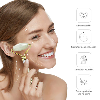 Frau benutzt grünen Jade-Roller für Gesichtsmassage, Hautpflege, Anti-Aging, Wellness.