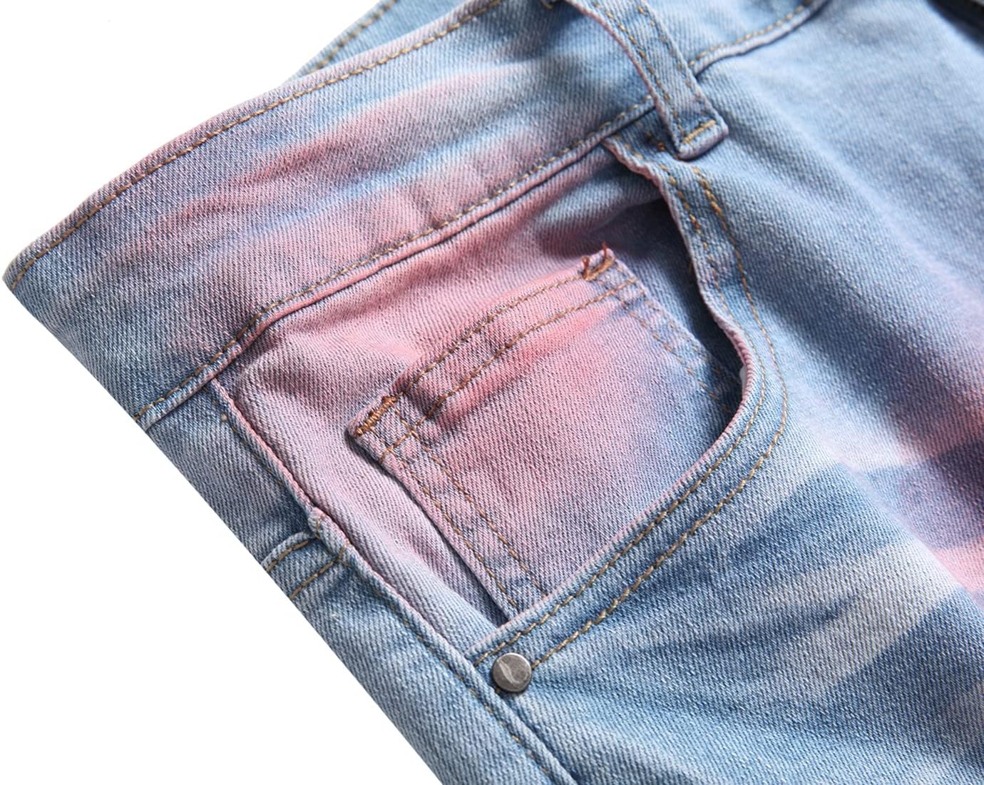Jeansstoff mit rosa und blauen Batikmuster, Nahaufnahme der Vordertasche, modisch, trendig.