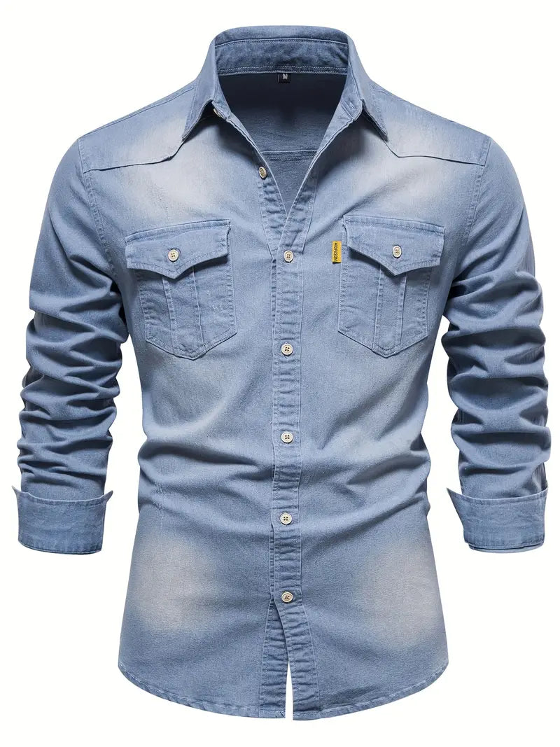 Hellblaues Jeanshemd für Herren, langärmelig, mit Knopfleiste und Brusttaschen.