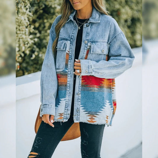 Frau in blauer Jeansjacke mit Aztekenmuster, lässiger Stil, Outdoor-Mode.