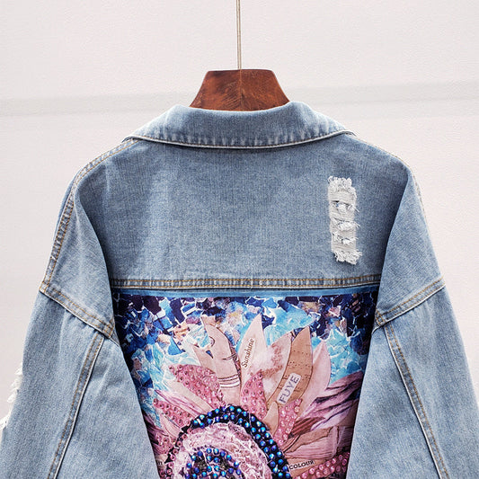 Jeansjacke mit buntem Blumenmuster, Pailletten, zerrissenen Details, Damenmode, Denim-Trend.