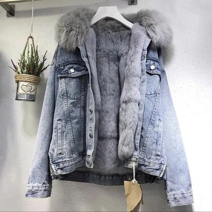 Damen Jeansjacke mit Kunstfell, blau, Wintermode, Kapuze, warm, modisch, lässig, elegant.