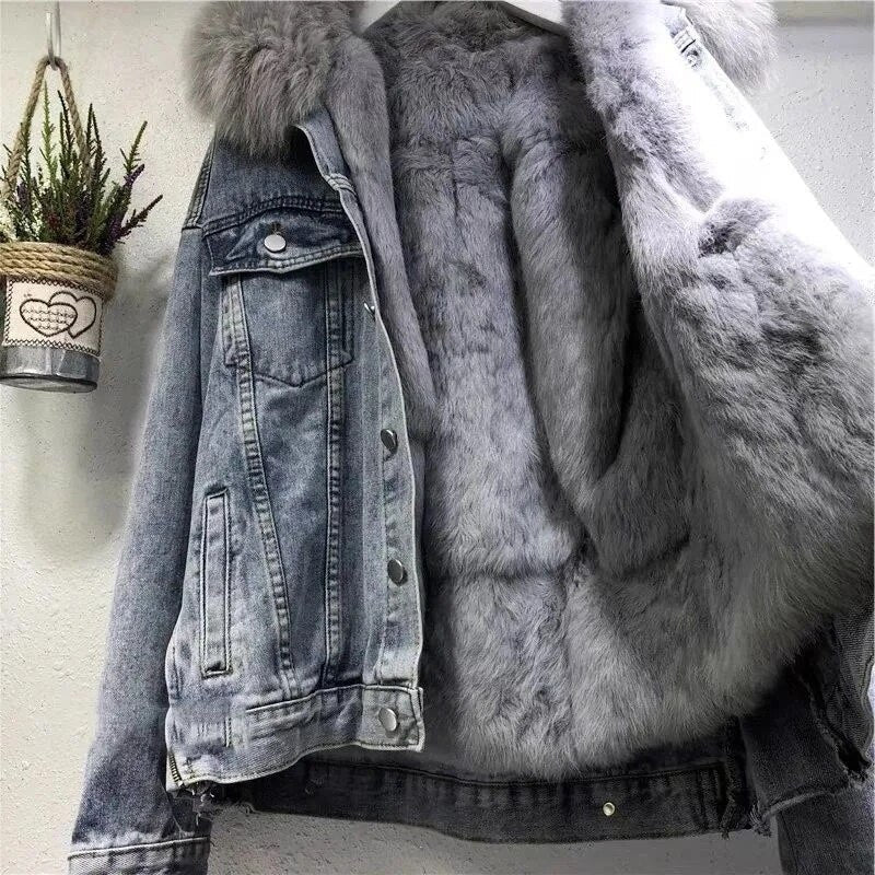 Graue Jeansjacke mit Kunstfellfutter, Damenmode, Winterjacke, warm, stilvoll, casual.