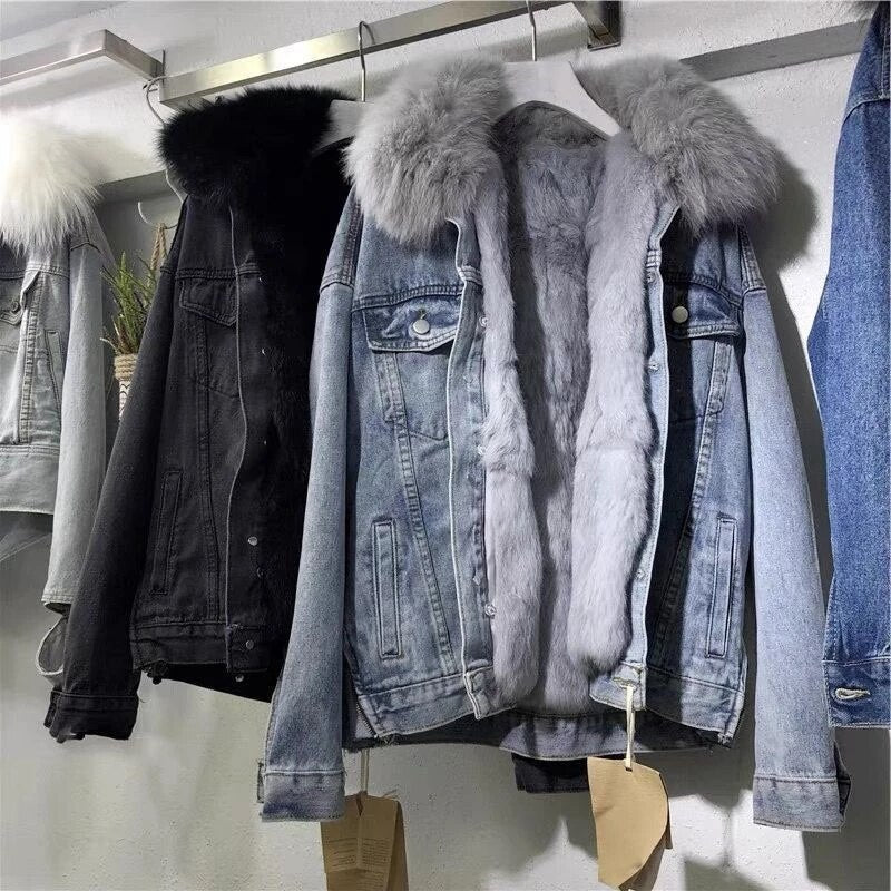 Hellblaue Jeansjacke mit grauem Kunstfellkragen, Damenmode, Winterjacke, Kleiderbügel.