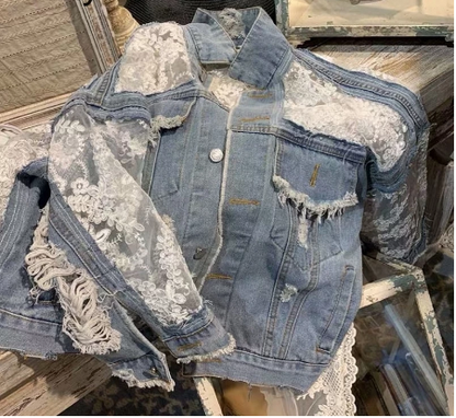 Damen Jeansjacke mit Spitzenärmeln, zerrissen, blau, modisch, Vintage-Stil.