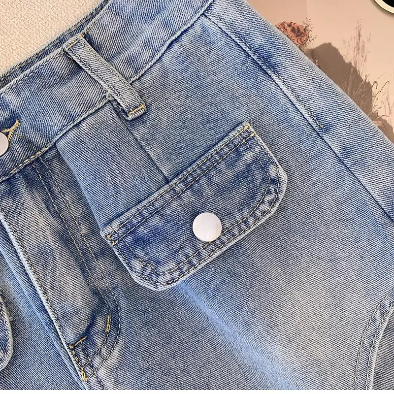 Hellblaue Jeansshorts mit Knopf, Vordertasche, Damenmode, Sommerbekleidung, Denim-Design.