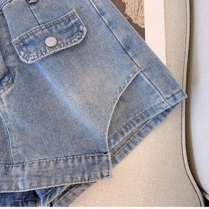 Damen Jeansshorts, hellblau, Denim, modisch, Sommermode, Freizeitkleidung, Taschen, Knopf.