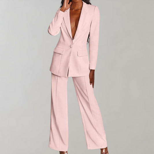 Damenanzug rosa, eleganter Blazer mit Hose, modische Businesskleidung, formeller Stil.