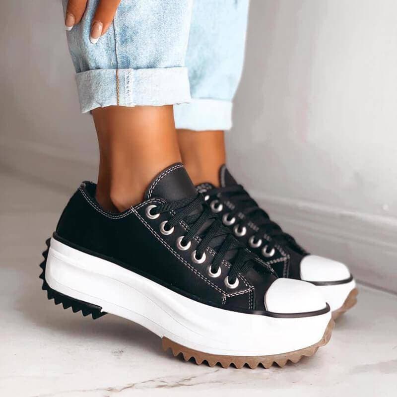 Schwarze Plateau-Sneaker mit weißer Sohle, Damenmode, Freizeitschuhe, trendige Turnschuhe.