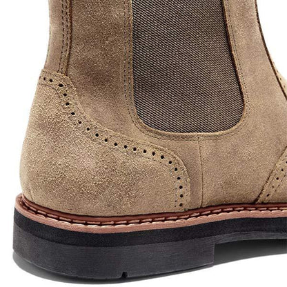 Beiger Wildleder-Chelsea-Boot mit schwarzer Sohle, elegantes Design, Herrenmode.