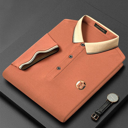 Orangefarbenes Polohemd aus Baumwolle mit beigem Kragen, elegantes Design, Herrenmode.