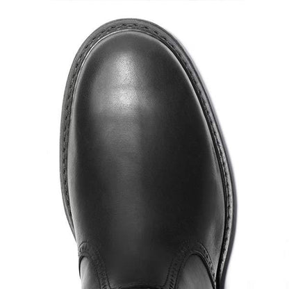 Schwarzer Lederschuh, Nahaufnahme, runde Spitze, elegantes Design, Herrenschuh.