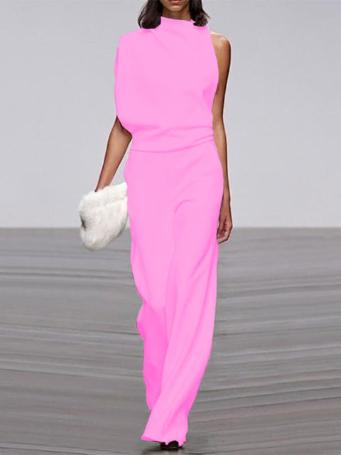 Frau in pinkem ärmellosen Jumpsuit mit weitem Bein, elegantes Sommer-Outfit, Mode.