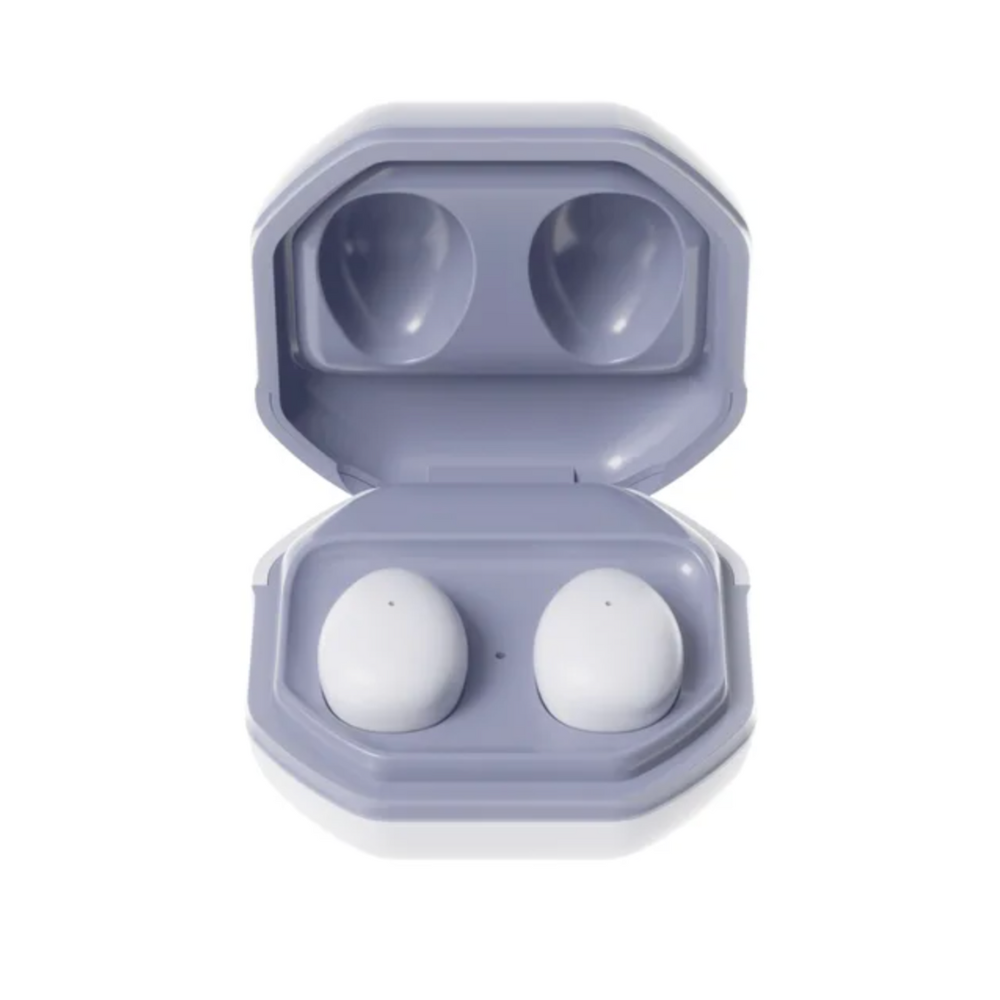 Weiße kabellose Ohrhörer in lila Ladeetui, Bluetooth, kompakt, modern.