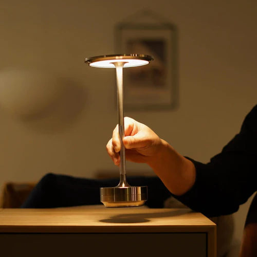 Kabellose LED-Lampe, silber, modern, tragbar, Tischbeleuchtung, dimmbar, energiesparend.