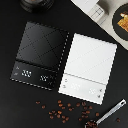 Schwarze und weiße digitale Küchenwaage mit Timer, 5kg Kapazität, 0,1g Genauigkeit.