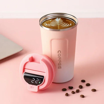 Rosa Thermobecher mit Temperaturanzeige, Edelstahl, Kaffee, Latte Art, isoliert, modern.