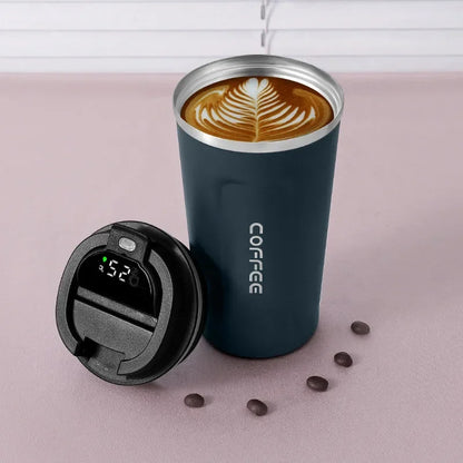 Dunkelgrüner Thermobecher mit Latte Art, abnehmbarer Deckel, Kaffeebohnen, isoliert, Edelstahl.