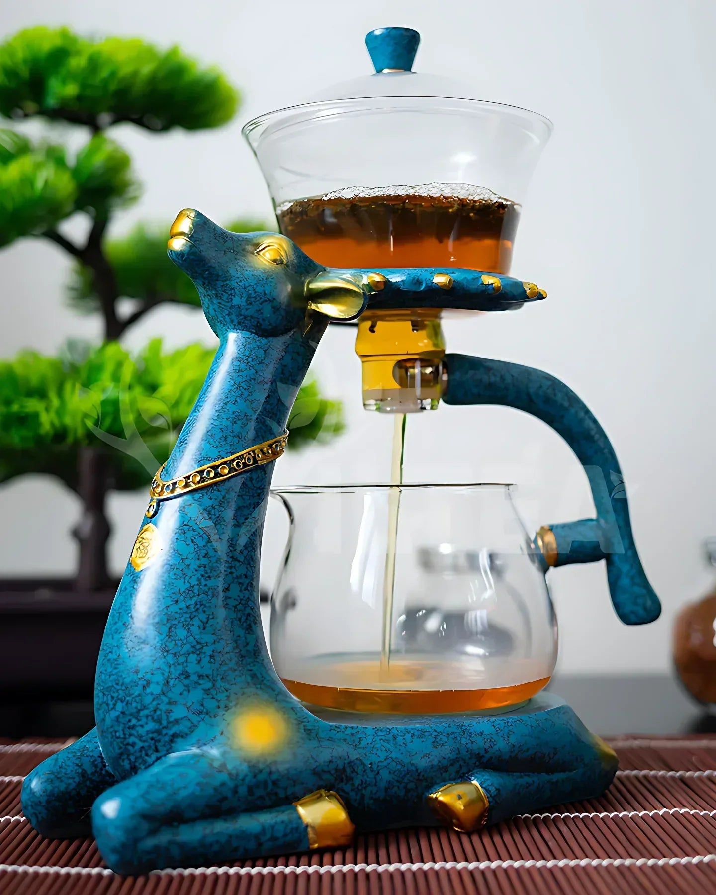 Blauer Hirsch-Teebereiter aus Keramik, Glas, goldene Details, modernes Design, Wohnzimmer-Dekor.