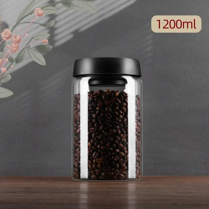 Kaffeebohnen in Glasbehälter mit schwarzem Deckel, 1200ml, auf Holzoberfläche.