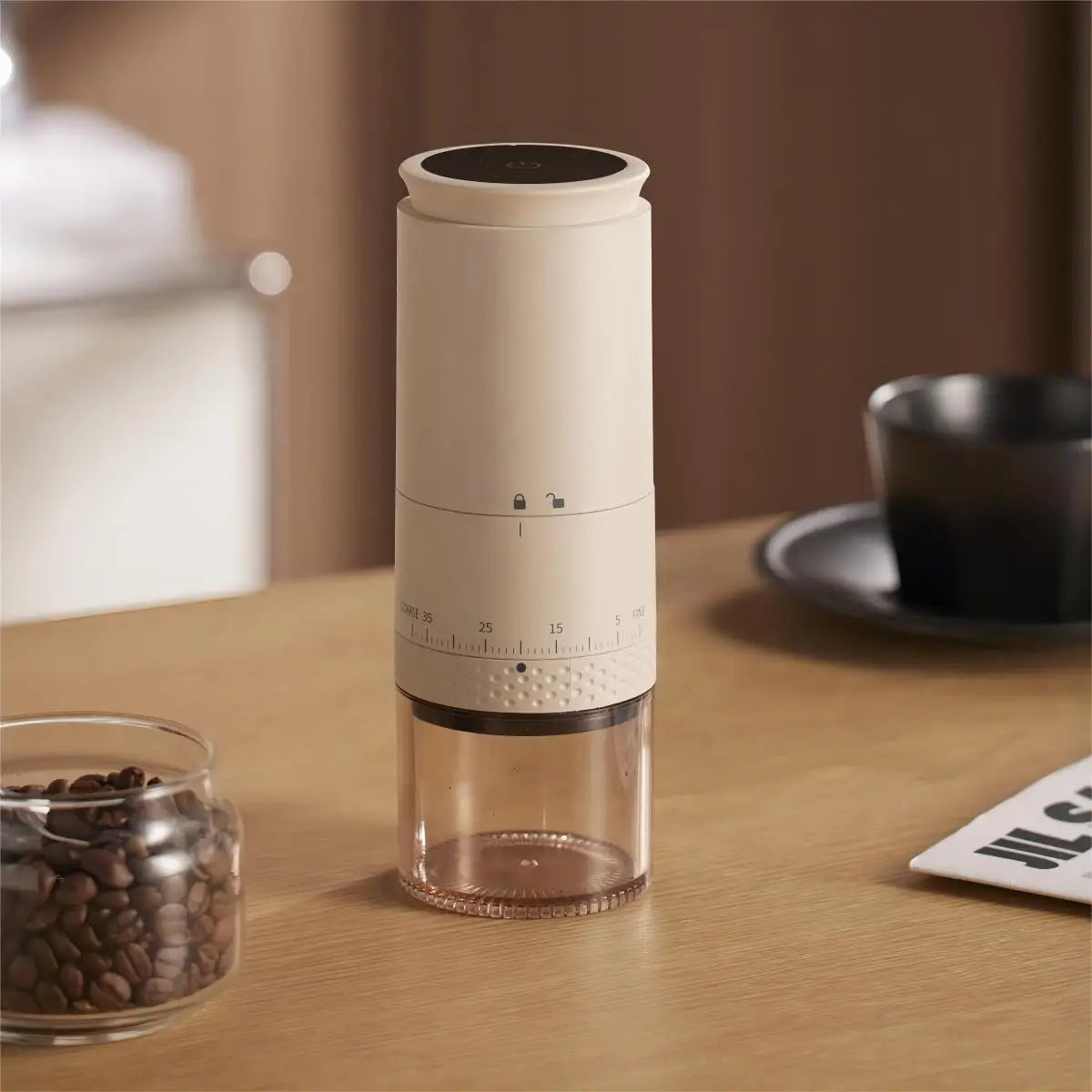 Elektrische Kaffeemühle, weiß, einstellbar, auf Holztisch, moderne Küchengeräte, Kaffeebohnen.