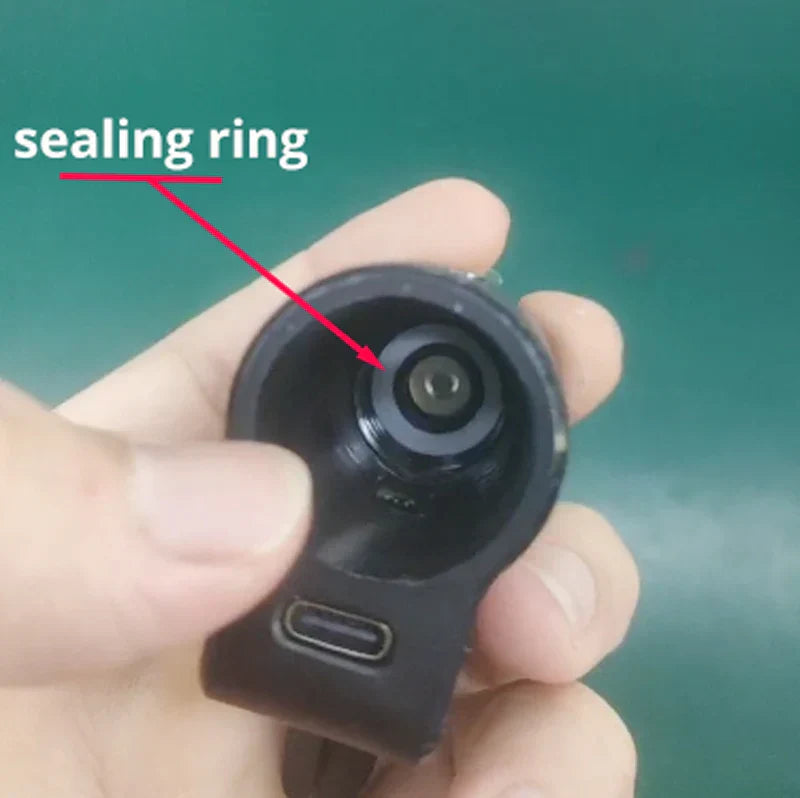 USB-C-Kabel mit Dichtungsring, Nahaufnahme, schwarzes Kunststoffmaterial, wasserdicht.