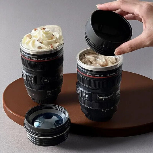 Kaffeetasse in Kameraobjektiv-Design, schwarz, mit Sahne und Nüssen, kreative Geschenkidee.