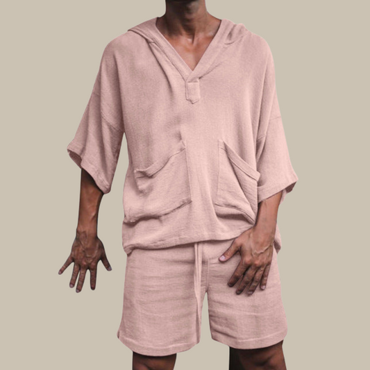 Mann in beige Kapuzen-Shorts-Set aus Baumwolle, lässige Sommermode.