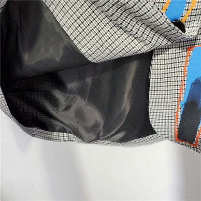 Schwarz-weiß karierte Tasche mit schwarzem Innenfutter und buntem Design, modisch und geräumig.