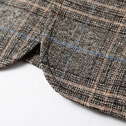 Karierter Herrenblazer aus Wolle, braun-grau, Nahaufnahme, modisch, elegant, hochwertig.