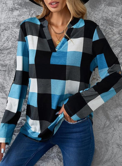 Frau in blau-schwarz kariertem Hemd, Jeans, modisch, lässig, Herbstmode, Damenbekleidung.