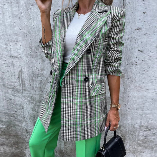 Frau im karierten Blazer und grüner Hose, modisch, elegant, Business-Look, Herbstmode.