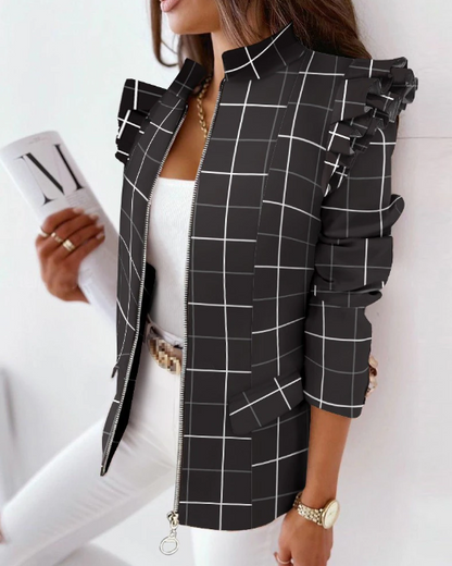 Frau in kariertem Blazer mit Rüschen, weißem Top und Hose, hält Magazin.