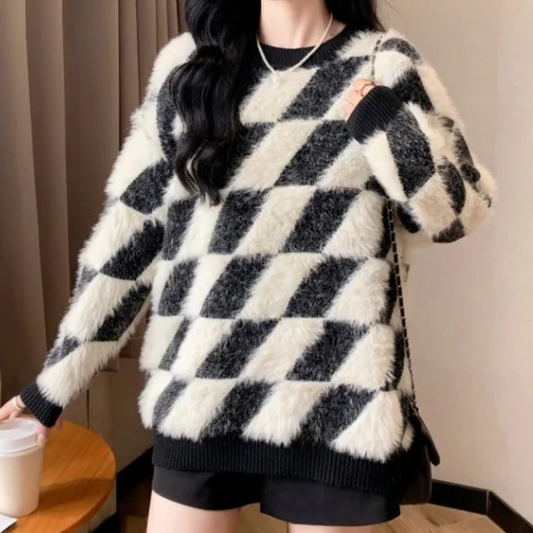 Schwarz-weißer karierter Pullover aus Kunstfell, Damenmode, gemütlich, stilvoll, Herbst-Winter.