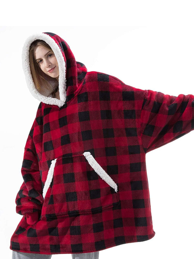 Frau in rotem kariertem Hoodie-Decke mit Kapuze, weichem Fleece, gemütlich, warm, übergroß.