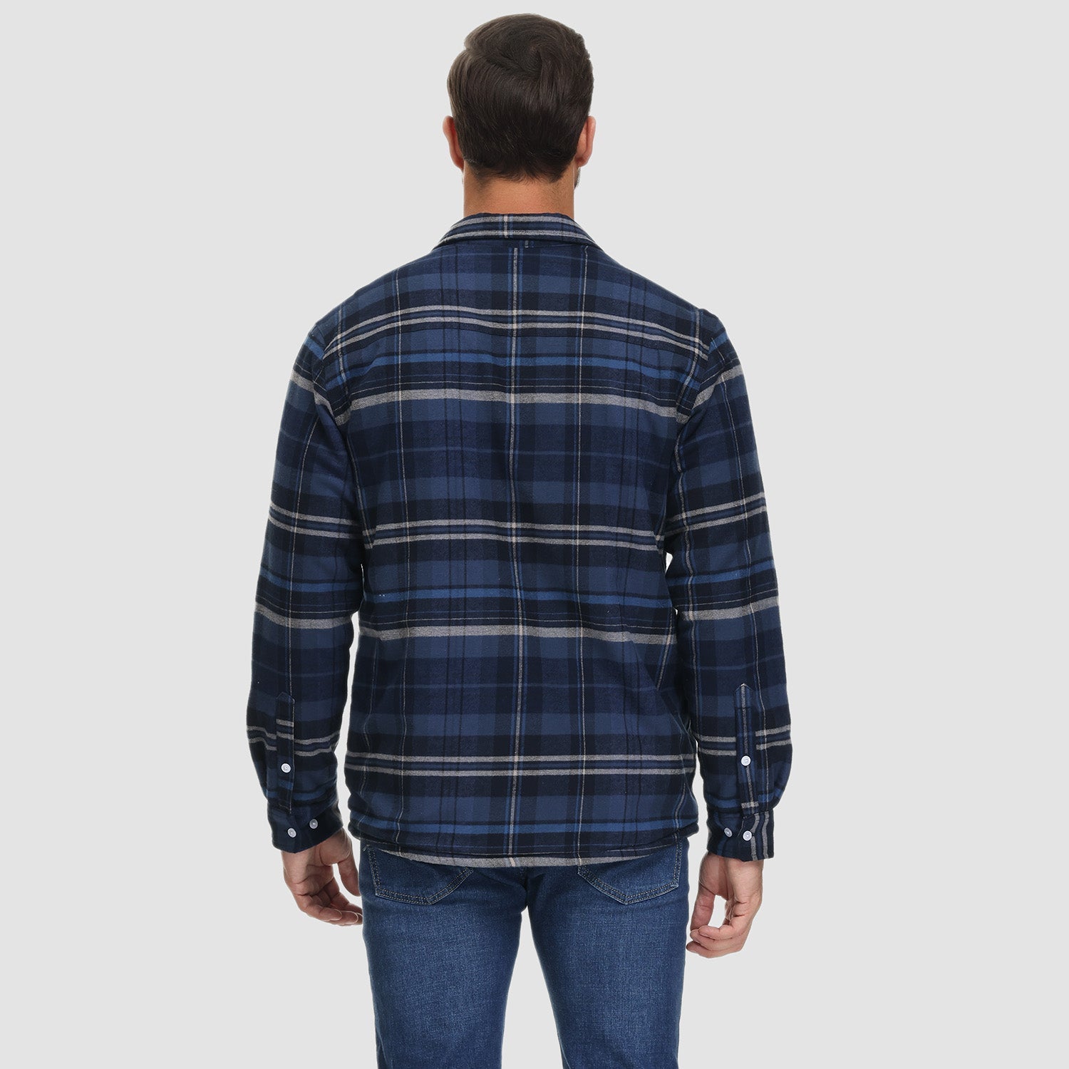 Mann in blau kariertem Flanellhemd, Rückansicht, lässige Herrenmode, Langarm, Baumwolle.