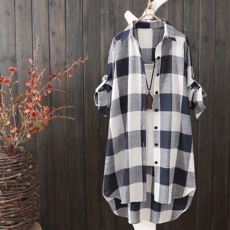 Kariertes Hemdkleid Damen, blau-weiß, Langarm, Holzknöpfe, lässig, Herbstmode, Baumwolle.