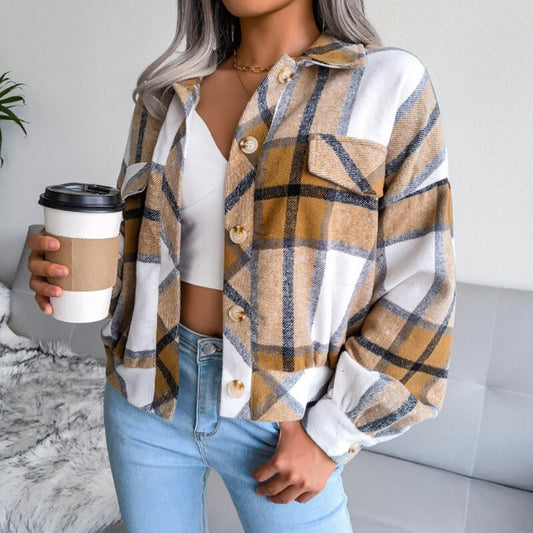 Frau in kariertem Hemd mit Kaffeebecher, modische Freizeitkleidung, Herbstmode, Damenmode.