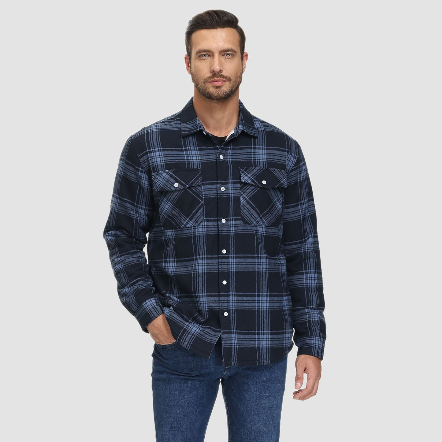 Mann in blau-schwarz kariertem Flanellhemd, Freizeitmode, Herrenbekleidung, Langarmhemd.