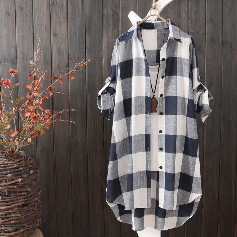 Kariertes Hemdkleid Damen, blau-weiß, Baumwolle, lässig, Herbstmode, hängend vor Holzwand.