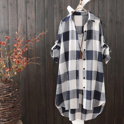 Kariertes Hemdkleid Damen, blau-weiß, Baumwolle, lässig, Herbstmode, hängend vor Holzwand.